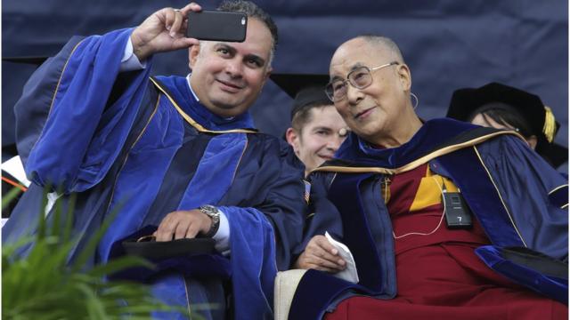 达赖喇嘛出席毕业礼。