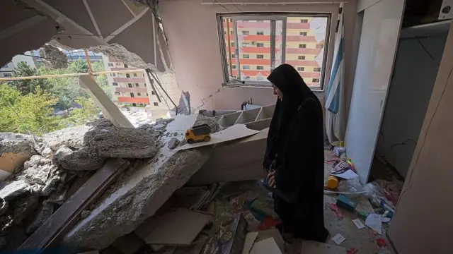 اسرائیل اعلام کرد حملاتش به ایران تاسیسات هسته‌ای و نظامی را هدف قرار داده، اما ایران می‌گوید غیرنظامیان هم در میان کشته‌شدگان بودند
