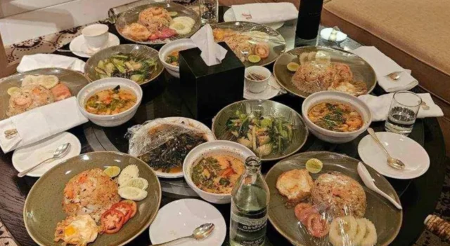 ہوٹل کے کمرے میں کھانے کی پلیٹوں کو چھوا تک نہیں گیا