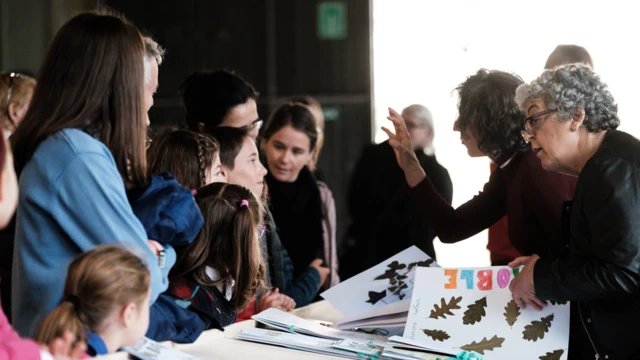 Sandra Díaz y Joanne Chory con niños en España