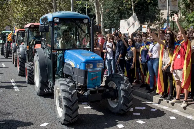 బార్సిలోనా నగరంలోకి ట్రాక్టర్లను తీసుకువస్తున్న ఉద్యమకారులు