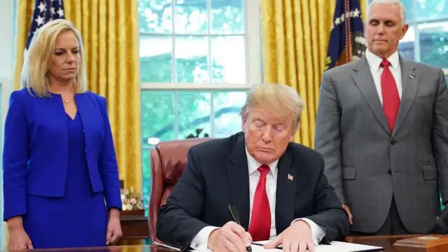 Donald Trump y dos de sus asesores en el despacho Oval.