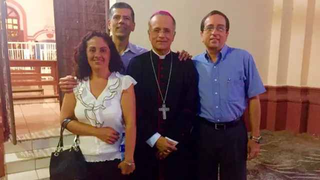 El obispo Silvio Báez y sus tres hermanos.