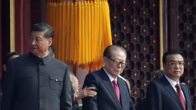 جیانگ زمین آخرین بار در سال ۲۰۱۹ در انظار عمومی دیده شد. شی جین پینگ در سمت چپ او قرار دارد و لی که چیانگ، نخست‌وزیر وقت در سمت راست