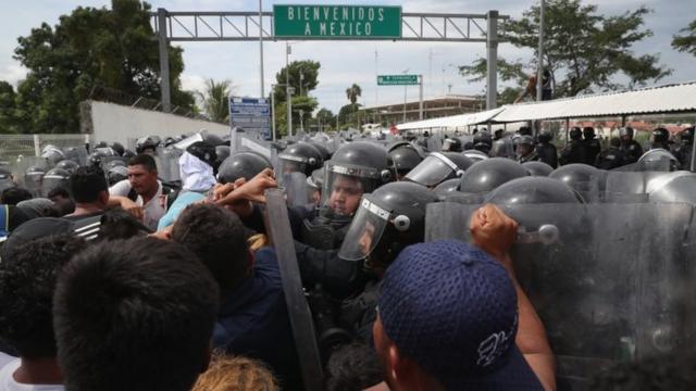 Caravana de migrantes Exaustos e famintos milhares de