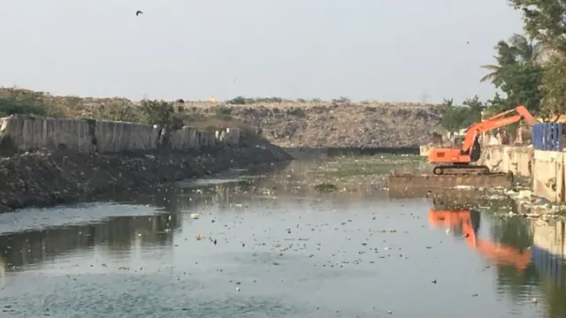 கொடுங்கையூர் குப்பைக் கிடங்கை ஒட்டியுள்ள கால்வாய்