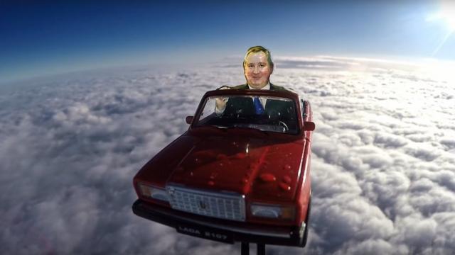 Imagem do carro vermelho, com o boneco dentro, acima das nuvens