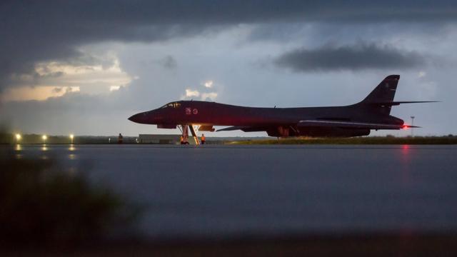 一架美军B-1B轰炸机在美属关岛安德森空军基地准备起飞（23/9/2017）