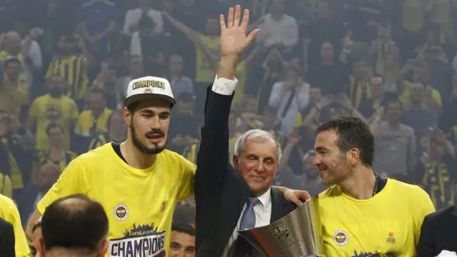 Coach Zeljko Obradovic oyuncularla şampiyonluğu kutluyor.