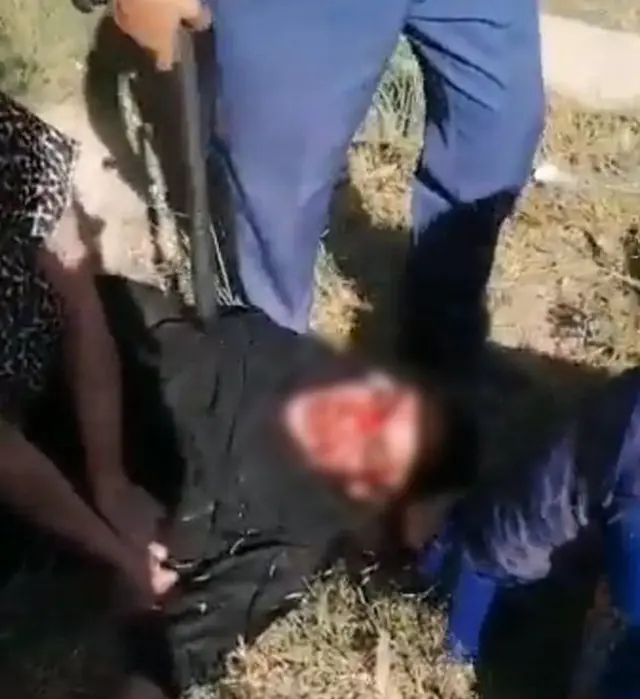 بهار چشمبراه در این تصویر در حال کتک خوردن در آبادان دیده میشد