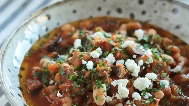 Supa od belog pasulja sa patlidžanom, paradajzom i fetom