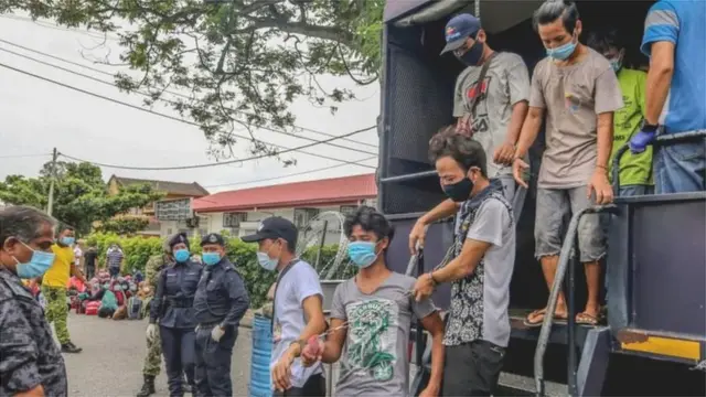 আল জাজিরা বলছে, পুলিশ দুই হাজারেরও বেশি শ্রমিককে আটক রেখেছে
