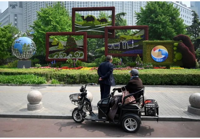 一隊老年夫婦在觀看「一帶一路」宣傳展示