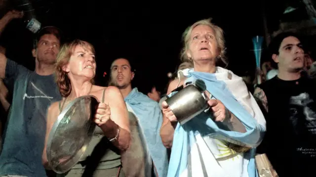 Manifestantes con cacerolas en la mano el 19 de diciembre de 2001 en Buenos Aires.