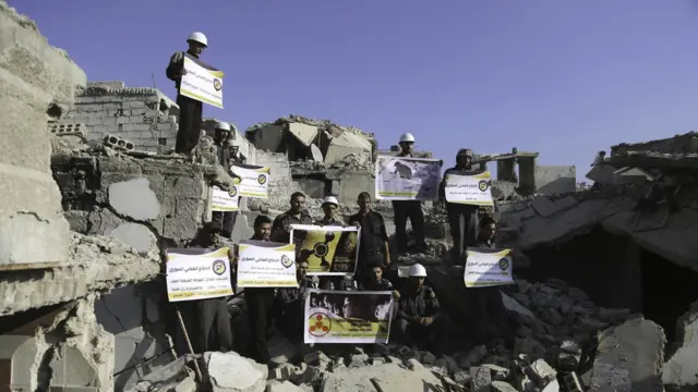 Группа протестующих против химатак сирийцев в годовщину зариновой атаки в Гуте. Август 2017 года