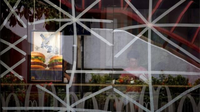 香港一家快餐店玻璃外墙贴上胶带