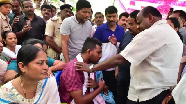 मारे गए लोगों के परिजनों से मिलते मुख्यमंत्री एचडी कुमारास्वामी