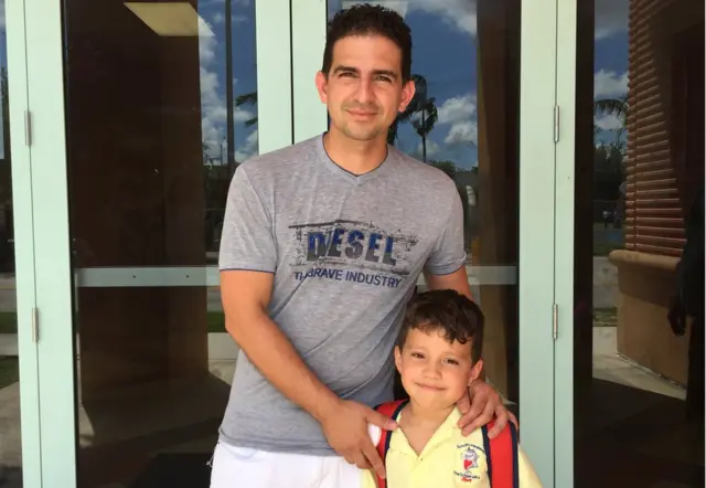 Adolfo Granado y su hijo Lucio ante la escuela.