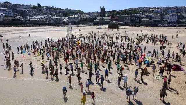 環保團體ER在康沃爾的St Ives港載歌載舞。