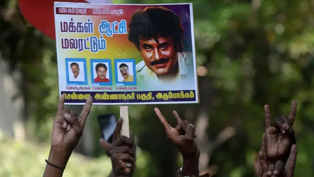 રજનીકાન્તના પોસ્ટર સાથે તેમના સમર્થકો