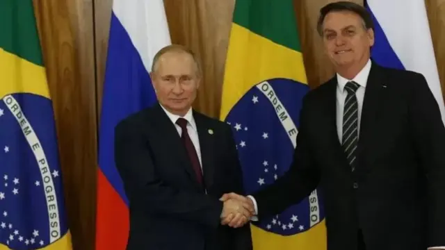 ब्राझीलचे राष्ट्राध्यक्ष झायर बोलसानारो यांच्यासोबत व्लादिमीर पुतीन