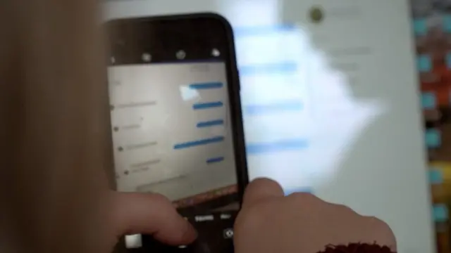 Telefon tutan kadın