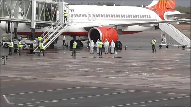 ఎయిర్ ఇండియా విమానం వద్ద సిబ్బంది