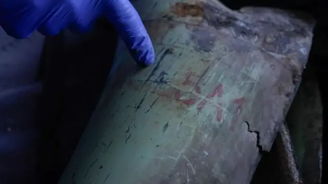  Profesa wa Kemia anaonesha ishara kwamba ganda hilo limetengenezwa Marekani. Mapema mwaka huu, Wizara ya Mambo ya Nje ya Marekani ilisema itachunguza matumizi haramu ya mabomu nyeupe ya fosforasi yaliyotengenezwa na Marekani nchini Lebanon