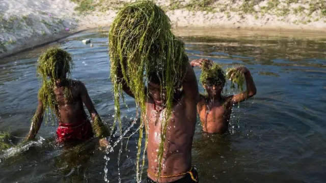 પાણીમાં રમતા બાળકો