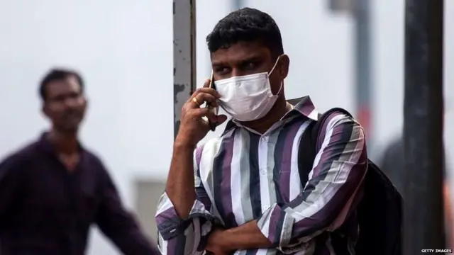 માસ્ક પહેરેલ વ્યક્તિ