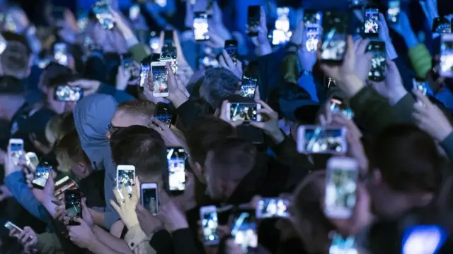 Молодь зі смартфонами