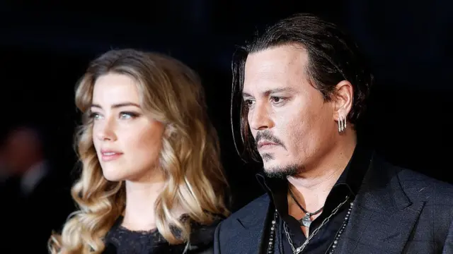 Amber Heard e Johnny Depp durante um eventovbet latam2015