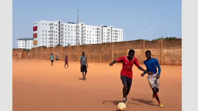 لاعبو كرة قدم في بلدة نيما بمنطقة أكرا الكبرى، غانا