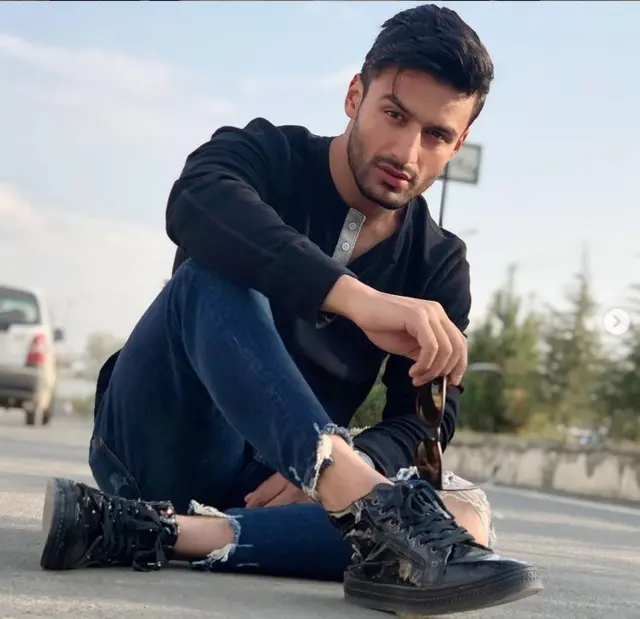 Saqib Khan wuxuu sheegay in go'aankan uusan u qaadanin shaqo la'aan darteed