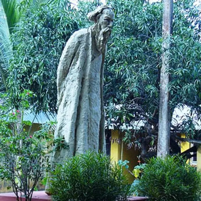 रवींद्रनाथ टैगोर की मूर्ति