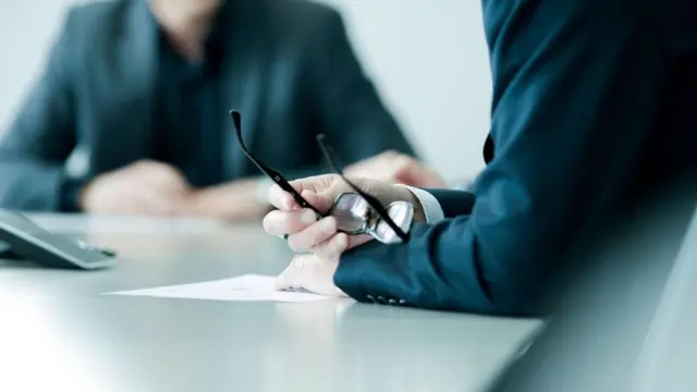 Una persona en una entrevista de trabajo