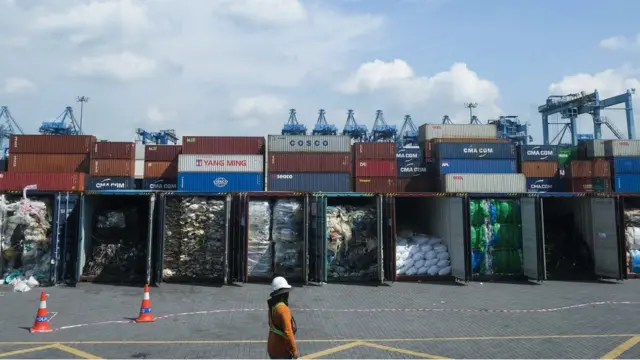 ตู้ขยะพลาสติกอีกจำนวนมากที่ถูกนำเข้ามาในประเทศอย่างผิดกฎหมาย