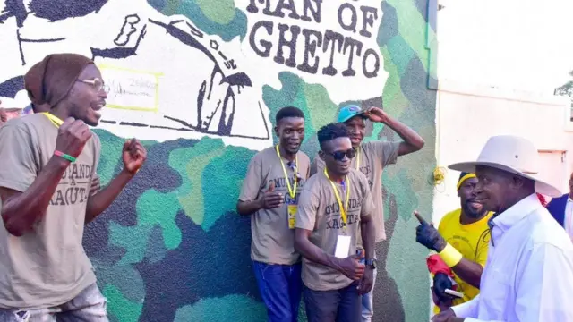 Rais Museveni alipotembelea aneo la mitaa ya mabanda mjini Kampala (ghetto) ambako visa vya uhalifu vimekithiri