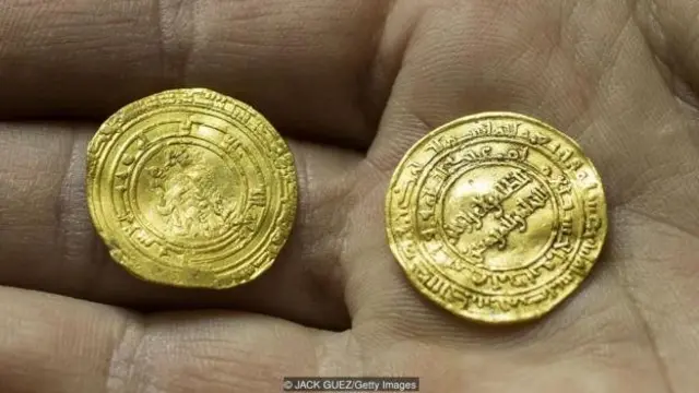 Koin-koin itu dibuat di kota-kota yang jauh seperti Kairo, Mesir, dan Palermo, Sisilia.