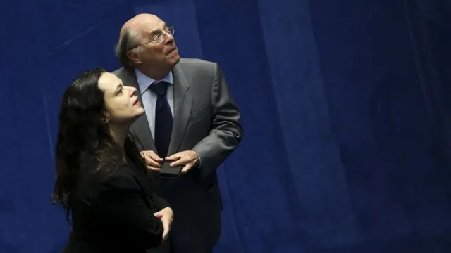 Janaína Paschoal e Miguel Reale Júnior olham pra cima durante sessão do processo de impeachment de Dilma Rousseff, em 2016, no Senado