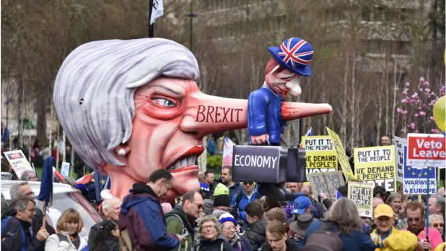 Awọn oluwọde pẹlu ere Theresa May