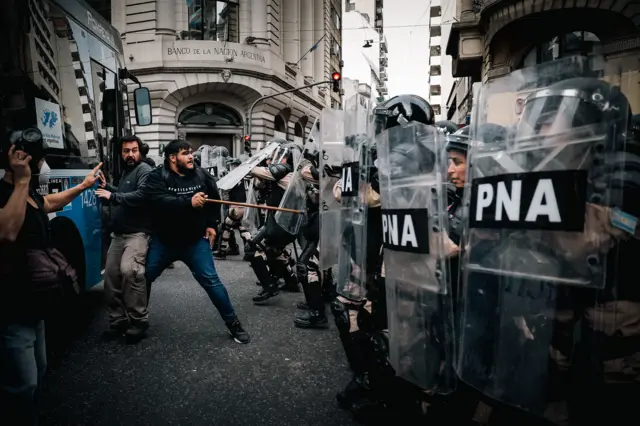 демонстрация против реформ Миля, столкновение с полицией