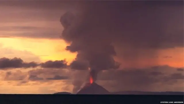अनक क्रेकाटोआ ज्वालामुखीचा शनिवारी घेतलेला फोटो.