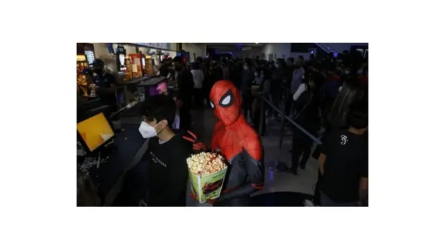 Público fantasiado em sessão de 'Sem Volta para Casa'