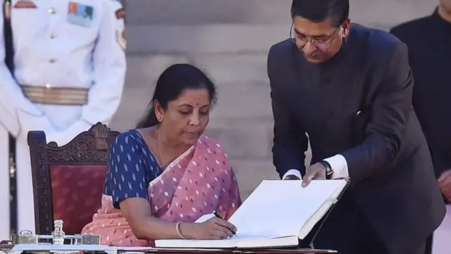 కేంద్ర ఆర్ధిక శాఖ మంత్రి నిర్మల సీతారామన్