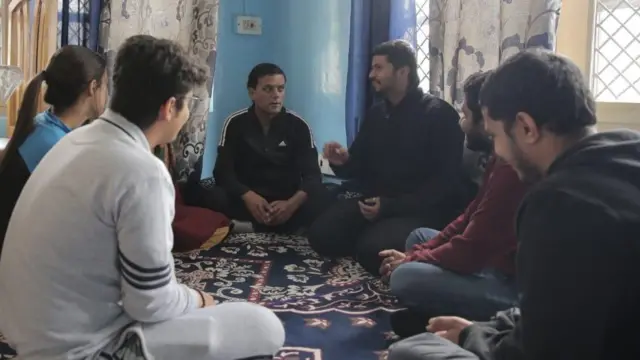 जम्मूत अडकलेले तरूण