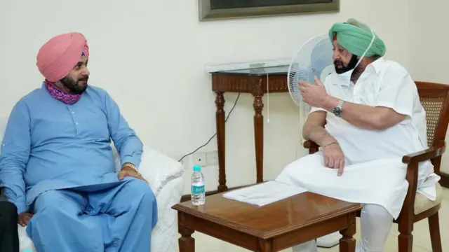ਪੰਜਾਬ ਦੇ ਮੁੱਖ ਮੰਤਰੀ ਕੈਪਟਨ ਅਮਰਿੰਦਰ ਸਿੰਘ ਨੇ ਪੰਜਾਬ ਕਾਂਗਰਸ ਪ੍ਰਧਾਨ ਨਵਜੋਤ ਸਿੰਘ ਸਿੱਧੂ ਦੇ ਦੋ ਸਲਾਹਕਾਰਾਂ ਨੂੰ ਕਸ਼ਮੀਰ ਅਤੇ ਪਾਕਿਸਤਾਨ ਨਾਲ ਸੰਬੰਧਿਤ ਗੰਭੀਰ ਮੁੱਦਿਆਂ ਬਾਰੇ ਟਿੱਪਣੀਆਂ ਕਰਨ ਤੋਂ ਗੁਰੇਜ਼ ਕਰਨ ਦੀ ਸਲਾਹ ਦਿੱਤੀ ਹੈ।