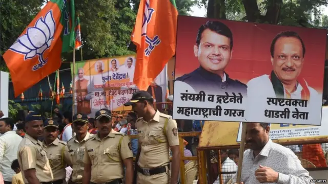 देवेंद्र फडनवीस और अजित पवार के पोस्टर