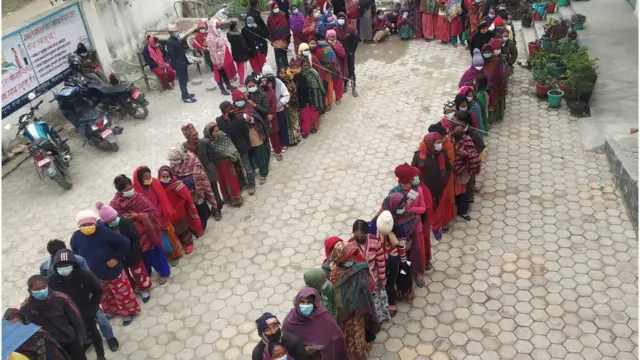 कपिलस्तुको शिवपुर स्वास्थ्य चौकीमा कोभिड–१९ विरुद्धको खोप लगाउन लामवद्ध नागरिक