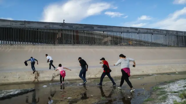 Migrantes intentan cruzar la frontera hacia Estados Unidos